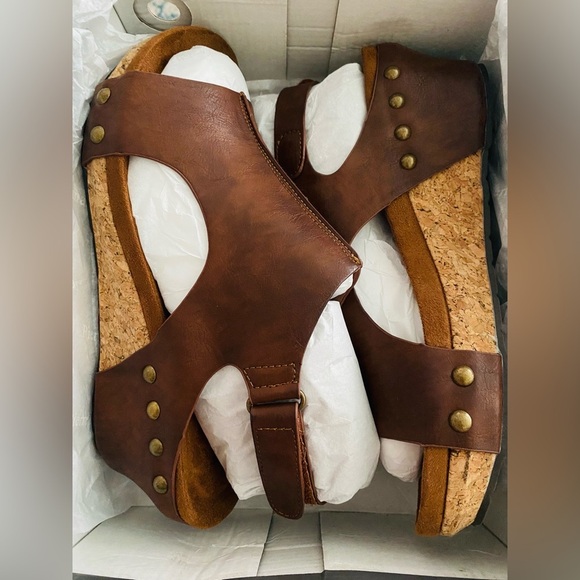 Elegant Brown Leather Wedge Sandals - Picture 7 of 7